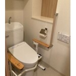 安全性向上を考え手すりを新設したトイレ
