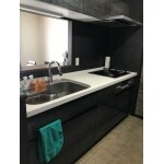 黒で統一したシックを極めたッチン