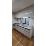 カウンターにゆとりのあるスペースを有するキッチン
