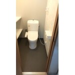 水汚れに強い優しいフラワー＆リーフ模様の壁紙が落ち着くトイレ