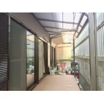 家の裏手の庭にはウッドデッキとポリカの屋根を設置しました