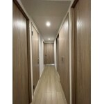 LDKまで建具を統一した廊下