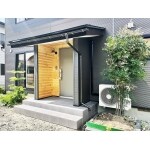 家の顔にシンプルな玄関扉とパイン材