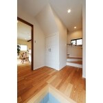 602.緩やかなこう配の階段で安心。ゆったり玄関フロアへ。