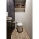 木目とネイビーで彩るスタイリッシュなトイレ空間
