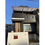 正面と側面片方のみ、サイディングを上から張りました