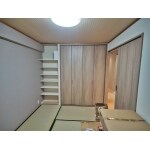 和室の押入れと床の間をクローゼットと可動棚に改修