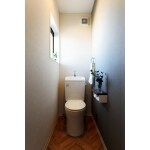 610.アクセントがシックでオシャレなトイレ空間。