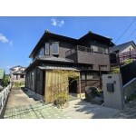 吹き付け外壁で存在感あるシックな雰囲気に