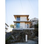 高台から目を惹き、美しい佇まいが一層の存在感を放つ。
