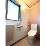 素敵なアクセントクロスで落ち着けるトイレ空間に！