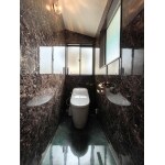 石目調パネルで高級感あふれるトイレ空間へ