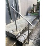 玄関前の階段部に手すり取付