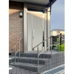 外部手すりの設置で安全なアプローチに
