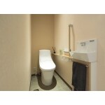 狭い空間から、広く温かいトイレ空間に