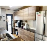 キッチンはダイニングとの開口部を拡げ開放感ある状態に