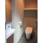 【新築】トイレはタンクレス便器と手洗器を設置