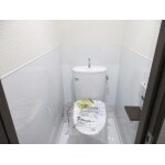 節水トイレ、掃除のしやすいパネル壁、清潔感を大事にしました