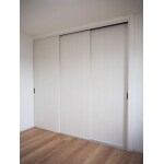 隠れたアクセントがある洋室