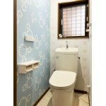 可愛い壁紙に囲まれたトイレ空間。