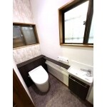 シックな色合いで落ち着いたトイレ空間に！