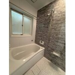 不要なものをそぎ落とした暖かい浴室