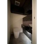間接照明とタイルで仕上げたトイレ空間