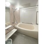 623.デザインすっきり、柔らかい印象の浴室に