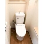 628.真っ白なトイレが際立つ清潔感のある空間
