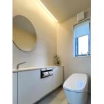 636.ラウンドミラーが印象的なトイレ空間