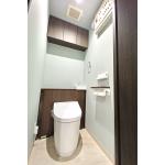 キャビネット付きトイレへ