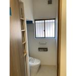 収納充実でスッキリとしたトイレ空間