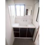 窓からの光を確保した洗面スペース