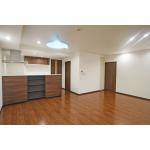 リビングの内装、建具、フローリングを一新