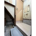 上り下りの負担を減らすため、踏み台を設置しました