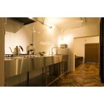 ステンレスフレームが映える無骨なデザインのキッチン