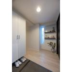 エコカラットと飾り棚でモダンな空間を演出した玄関