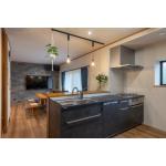 家族と仲間が集う開放的な住まい