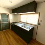 光と直線美が映えるモダンキッチン空間