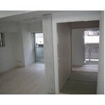 白を基調とした内装とブルーのキッチンでメリハリのある空間