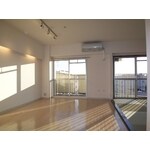 広々リビングと小上がり風和室でゆったりした空間を