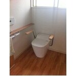 広々とした洋式トイレへ