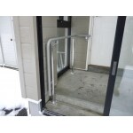 玄関の外側に手摺を取り付けました。