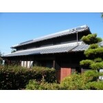 劣化した屋根材を撤去。現在の風合いを残したまま、新しい瓦へ