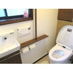 小物や掃除道具をすっきり収納して使いやすいトイレに