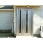 老朽化した玄関ドアを新しい玄関ドアに