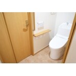 寝室の横の押入れを改造してトイレに