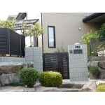 既存門柱解体。アルミ門扉新設。植樹撤去。フェンス新設。