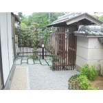 千本格子と黒竹で和モダンを演出しました。
