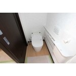 トイレ：タンクレスでお掃除ラクラク